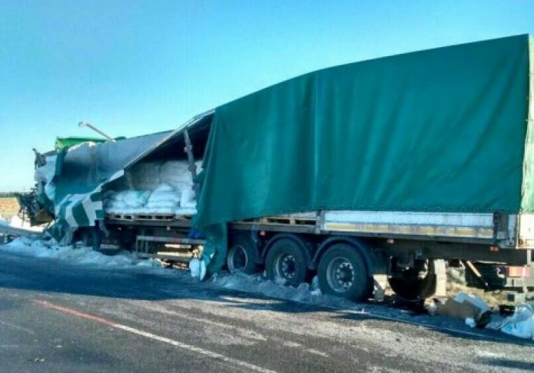 На автомагистрали Тамбов - Волгоград - Астрахань произошло столкновение грузовиков со смертельным исходом